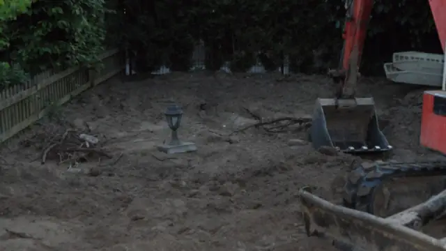 Vorbereitete Fläche mit Aushub in der Abenddämmerung