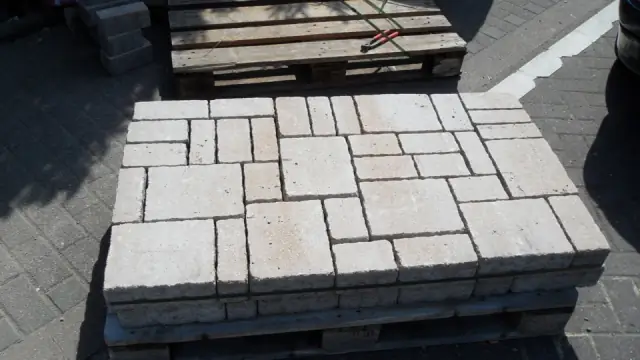 Stapel großformatiger Natursteinplatten auf der Palette