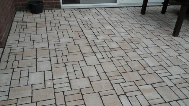Terrasse aus Kleinpflaster mit angrenzender Haustreppe