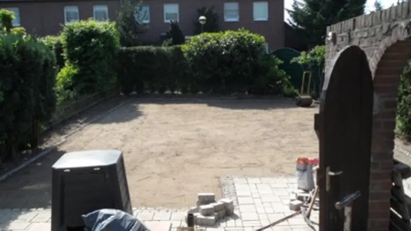 Gartenfläche während der Neuanlage mit Rasen und Belagskante