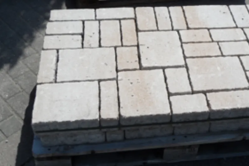 Musterfläche aus unregelmäßig verlegten Natursteinplatten